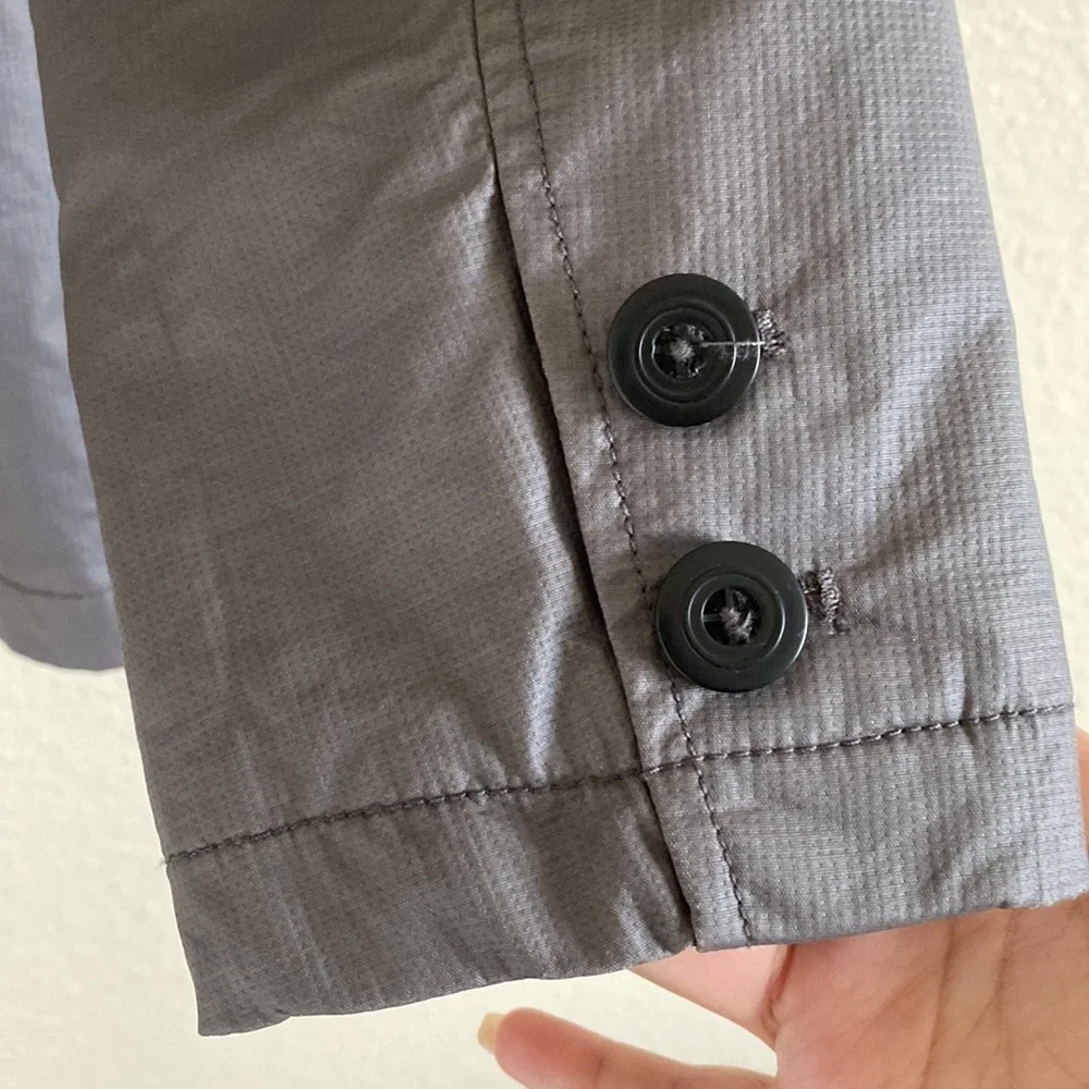Forever 21  Men’s Gray Blazer With Front Pockets And Button Closure  Size M